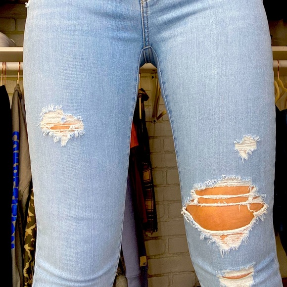 Trendy ripped Levi jeans - Picture 3 of 3
